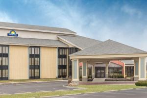 インディアナポリスにあるDays Inn by Wyndham Indianapolis Northeastの新社屋の表示