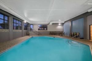 a large swimming pool in a building at La Quinta by Wyndham Knoxville East in Knoxville