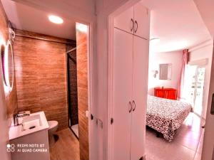 ベニドルムにあるApartamento Mar y Sol REFORMADOのバスルーム(白いキャビネット付)、ベッドルーム1室が備わります。