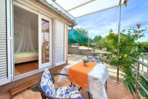Ein Balkon oder eine Terrasse in der Unterkunft Apartment Vjeko