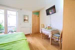 ein Schlafzimmer mit einem Tisch und einem TV an der Wand in der Unterkunft Apartment Vjeko in Vantačići