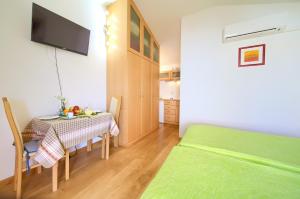 Ein Bett oder Betten in einem Zimmer der Unterkunft Apartment Vjeko