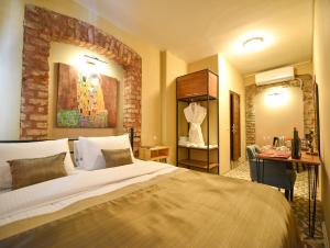 A bed or beds in a room at Maravilloso Hotel Pera
