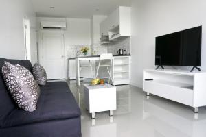 a living room with a couch and a kitchen at Lägenhet i Blue Marin. Huay Yang, Thailand in Ban Huai Yang