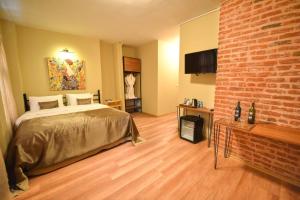 A bed or beds in a room at Maravilloso Hotel Pera