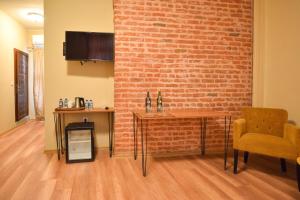 A television and/or entertainment centre at Maravilloso Hotel Pera