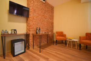 A television and/or entertainment centre at Maravilloso Hotel Pera