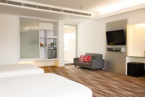 Postel nebo postele na pokoji v ubytování The 5 Elements Hotel Chinatown Kuala Lumpur