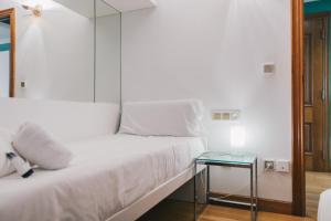 Un pat sau paturi într-o cameră la Zubimusu by People Rentals