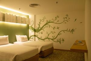 Postel nebo postele na pokoji v ubytování The 5 Elements Hotel Chinatown Kuala Lumpur