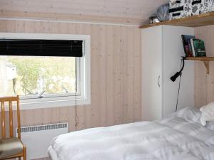 ハザスレウにある2 person holiday home in Haderslevのベッドルーム(ベッド1台、窓付)