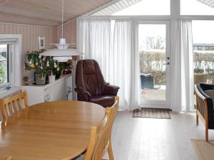 ハザスレウにある2 person holiday home in Haderslevのリビングルーム(木製テーブル、椅子付)