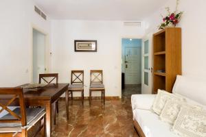 ein Wohnzimmer mit einem Tisch und einem Sofa in der Unterkunft Veoapartment Santa Cruz in Sevilla