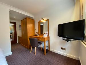 TV a/nebo společenská místnost v ubytování Birmingham Great Barr Hotel + 37 fotografií