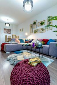 a living room with a couch and a red rug at My Granada Garden - Apartamento Orquídea in Granada