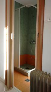 Ένα μπάνιο στο Kampos Rooms