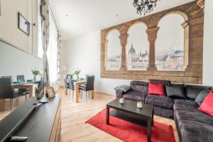 sala de estar con sofá y mesa en Real Apartments Anker, en Budapest