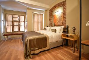 Un dormitorio con una cama grande y una ventana en Maravilloso Hotels Vintage, en Estambul