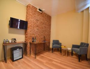 A television and/or entertainment centre at Maravilloso Hotel Pera