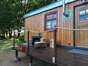 ein winziges Haus mit einem Seil drum herum in der Unterkunft Benno der Zirkuswagen in Tettau