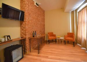 A television and/or entertainment centre at Maravilloso Hotel Pera