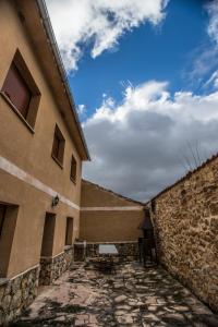 a building with a bench next to a wall at Casa La Escondida in Duruelo