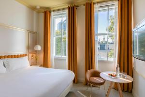 ein Hotelzimmer mit einem Bett und einem Fenster in der Unterkunft Meliá London Kensington Member of Meliá Collection in London