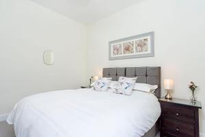 Ένα ή περισσότερα κρεβάτια σε δωμάτιο στο "Falcon's Nest Retreat"