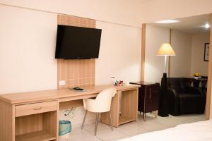 Uma TV ou centro de entretenimento em Hotel Nacional Inn Campinas Trevo
