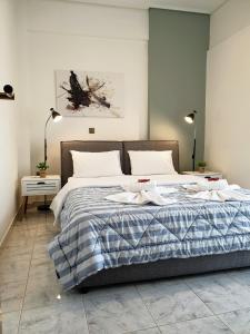 ein Schlafzimmer mit einem Bett mit einer blauen und weißen Decke in der Unterkunft City House Elegant in Kalamata