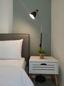 eine Lampe auf einem Nachttisch neben einem Bett in der Unterkunft City House Elegant in Kalamata