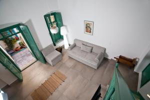 A seating area at Scaleri Port Home