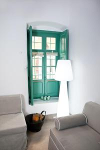 A seating area at Scaleri Port Home