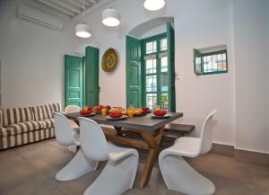 A seating area at Scaleri Port Home