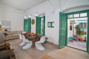 A seating area at Scaleri Port Home
