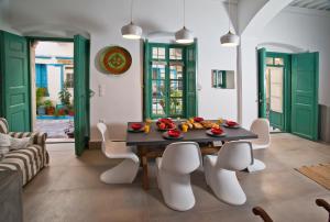 A seating area at Scaleri Port Home