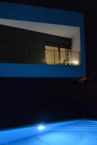 un edificio con una ventana con una persona en él en Casa do Mouro, en Lousã