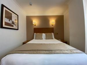 מיטה או מיטות בחדר ב-Birmingham Great Barr Hotel