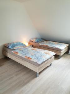 מיטה או מיטות בחדר ב-MESSE CGN-DUS Studio-Wohnung für 2-4; Zumietung bis 8 Personen möglich