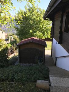 Aed väljaspool majutusasutust Chalet Siesta
