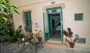 The facade or entrance of Scaleri Port Home