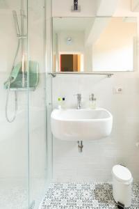een witte badkamer met een wastafel en een toilet bij HouSmart Pratello 48 in Bologna