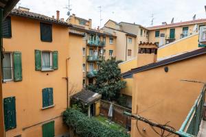 een uitzicht vanaf het balkon van een appartementencomplex bij HouSmart Pratello 48 in Bologna