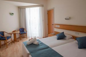 Postel nebo postele na pokoji v ubytování Kissos Hotel