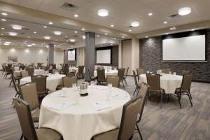 ダルースにあるHoliday Inn & Suites Duluth-Downtown by IHGのテーブルと椅子、プロジェクタースクリーンを備えた会議室 +76枚の写真