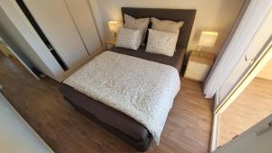 Łóżko lub łóżka w pokoju w obiekcie Apartamento ÁTICO SOL Los Miradores del Puerto
