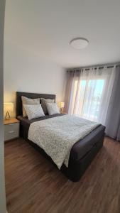 Łóżko lub łóżka w pokoju w obiekcie Apartamento ÁTICO SOL Los Miradores del Puerto