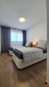 Łóżko lub łóżka w pokoju w obiekcie Apartamento ÁTICO SOL Los Miradores del Puerto