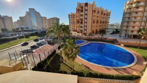 Basen w obiekcie Apartamento ÁTICO SOL Los Miradores del Puerto lub w pobliżu
