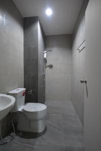 y baño con aseo, lavabo y ducha. en The Grey House Palai Phuket en Chalong 